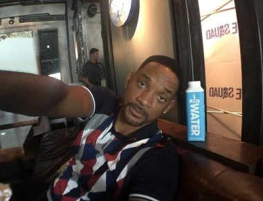 Just Water: Η «πράσινη» εταιρεία του Γουίλ Σμιθ που φτιάχνει έπιπλα από μπουκάλια νερού! (φωτό, βίντεο)